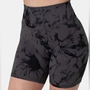 NWT Kamo Fitness Serenity Shorts 6" - Dark Matter Print Size Small